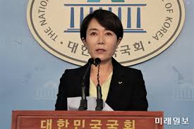 정의당 장혜영 의원은 25일 김종철 대표의 성추행과 그에 따른 사퇴 사실을 발표한 당의 긴급 장혜영 정의당 의원. ì í¸ì§ ì ìë¹ ë¹ë¡ëí' ê²½ì  ì¶ë§ ì ì¸