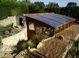 Les Avantages De La Serre Semi Enterree Backyard Greenhouse Underground Greenhouse Greenhouse