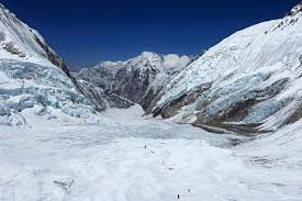Recorde e risco de superlotação: dupla faz história no Everest em temporada extrema