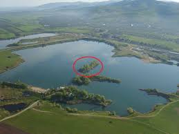 Se vinde casa de locuit cu 3 nivele, 370 m². Lac De Vanzare Ineu 300000 Eur