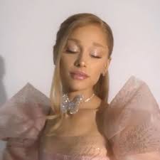 Isabel (@Izzy__Thornton)