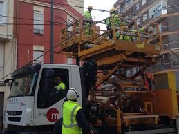Monumento en honor a las víctimas del accidente del metro de valencia. Nueve Estaciones De La Linea 4 De Metrovalencia Sin Servicio Hasta Manana Al Engancharse Un Camion Con La Catenaria
