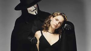 V per vendetta (v for vendetta) è un film del 2005 diretto da james mcteigue.il film è tratto dal romanzo a fumetti v for vendetta, scritto da alan moore e illustrato da david lloyd, prodotto e adattato per il grande schermo da lana e lilly wachowski. Natalie Portman Vorrebbe Fare Un Sequel Di V Per Vendetta