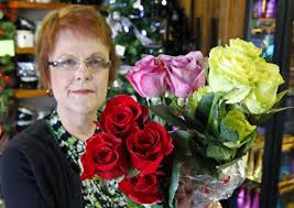 Edmond florist offers roses for food donation