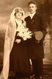 Das hochzeitskleid ist frauenthema nummer eins bei einer bevorstehenden hochzeit. Brauchtum Glaube Und Tradition Rund Ums Brautkleid