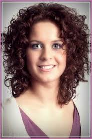 15 Die Besten Lockigen Kurzen Frisuren Fur Ovale Gesichter Haarschnitt Rundes Gesicht Frisuren Haarschnitt Fur Lockige Haare