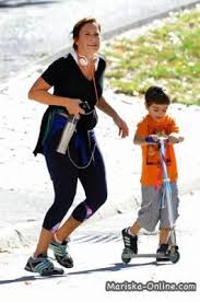 Mariska And August Jogging Scootering In Central Park Mariska Hargitay Law And Order Svu Special Victims Unit