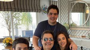 Fausto silva is hospitalized with urinary infection and, for the first time in the history of domingão do faustão, the presenter will have to be replaced in an attraction, which is now being recorded. Esposa De Faustao Compartilha Foto Rara Do Apresentador Com Os Tres Filhos Celebridades O Dia