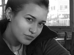 Yüksek öğretim eğitimini maltepe üniversitesi radyo ve televizyonculuk bölümü 'nde tamamlamıştır. Ecem Ozkaya Uludag Sozluk Galeri