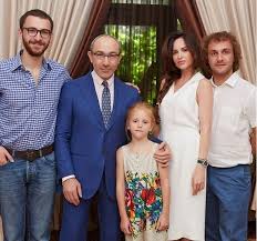 До инвалидности занимался в тренажерном зале, фото с которого активно делился в социальных сетях. V Chetvertyj Raz Gennadij Kernes Snova Stal Dedushkoj Foto Harkov Vgorode Ua