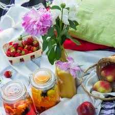 Wir haben trotzdem mal nach 11 snacks gesucht, die ganz fix gezaubert sind und euch dennoch wie den*die picknickkönig*in aussehen lassen. Auf Die Decke Fertig Los Perfekt Picknicken Mit Knackigem Obst Und Gemuse Aus Heimischem Anbau Deutschland Mein Garten