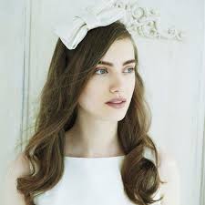 花嫁は髪が命 花嫁ヘアとヘッドアクセのおしゃれ相性学 part1 ウェディング ヘアスタイル ウェディング カチューシャ 花嫁 ヘア