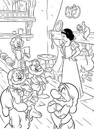 Disegno Di Biancaneve Che Controlla Le Mani Pulite Dei Sette Nani Da Colorare