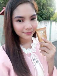 Rara juga terlihat seksi dengan celana hitam ketat dan baju hijau muda tanpa lengan yang berdada agak rendah. Nh Localawa Eeeuuu Muka Putih Tangan Hitam Gais Facebook