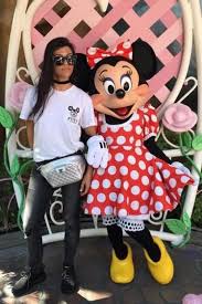 Kourtney Kardashian Fashion Disneyland May 19, 2016 - Star Style | Kourtney  kardashian, Kourtney, Theme park outfits