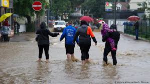 Wzrosła liczba ofiar śmiertelnych powodzi, jakie nawiedziły w ostatnich dniach zachodnią część niemiec. Powodzie W Niemczech Pierwsze Oznaki Zmian Klimatu Zycie W Niemczech Spoleczenstwo Lifestyle Ciekawostki Dw 26 07 2017