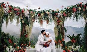 Penyanyi yuna selamat melangsungkan pertunangan dengan jejaka pilihannya, adam sinclair dalam satu majlis di kediaman. Ini Lokasi Pernikahan Indah Yuna Adam Sinclair