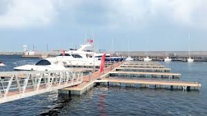 Easily slides and retracts so you can safely board your extends approximately 20 depending on the mounting location on the dock. China Aluminum Walkway With Handrail Approach Bridge Manufacture Floating Dock Gangway China Aluminium Gangway Aluminum Walkway