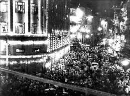 1947: Crowds in the streets of Bombay ...