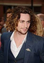 Aaron rodgers is objectively one of the best quarterbacks in nfl history and will go down as an absolute legend regardless of whether he wins another super bowl. He Redeemed Himself Later On With This Hair Aaron Johnson Curly Hair Men Aaron Taylor