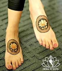 In this article, we have listed the best simple mehndi designs that you can easily implement on your skin. Top 111 Evergreen And Simple Mehndi Designs For Legs Foot