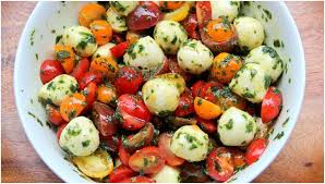 Italienischer Tomaten Mozzarella Salat Schmeckt Sehr Pikant Und Ist Einfach Gesunde Rezepte In 2020 Tomaten Mozzarella Salat Mozzarella Salat Tomate Mozzarella