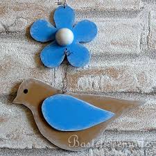Viele trends werden in onlineportalen veröffentlicht und dort gibt es meist kostenlose bastelvorlagen. Fruhlingsbasteln Laubsagearbeit Vogel Und Blume Dekokette