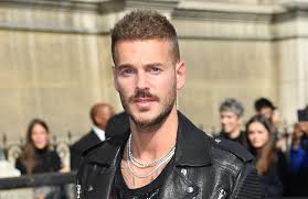 Matt pokora, víťaz výstavy popstar v roku 2003, sa chystá vydať mp3, jeho tretí album. Matt Pokora Se Moque De La Coiffure De Sa Belle Fille Et La Toile L Accuse De Racisme