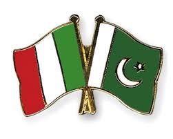The hoist side has a green band; Crossed Flag Pins Italy Pakistan Flags