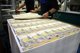 Dem schneider kamen die 1000 euro gerade recht, denn diesen betrag wollte der anstreicher von ihm, um seine wohnung neu auszumalen. 100 Und 200 Euro Scheine Die Neuen Banknoten Der Ezb Werden Ausgegeben Der Spiegel