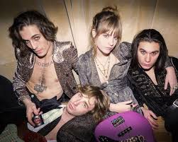 Måneskin is an italian rock band from rome, consisting of lead vocalist damiano david, bassist victoria de angelis, guitarist thomas raggi, and drummer ethan torchio. Live Chat Italien Festival Di Sanremo 2021 Erster Abend Esc Kompakt