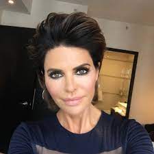 Lisa Rinna Changes Her Hairstyle For First Time In 20 Years Us Weekly Lisa Rinna Wig Lisa Rinna Short Hair With Layers