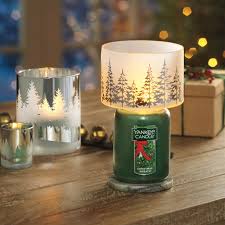 Amazon Com Yankee Candle Christmas Wreath Scented Premium Paraffin Grade Candle Wax With Up To 150 Hour Burn Time Large Jar Green Home Kitchen