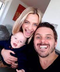 Jun 17, 2021 · la animadora de contigo en la mañana, monserrat álvarez, lanzó una broma a su compañero julio césar rodríguez, quien de inmediato dejó en claro la buena relación que sostiene la dupla a. Emilia Daiber Revoluciono Instagram Con Tiernas Fotos Familiares Chilevision