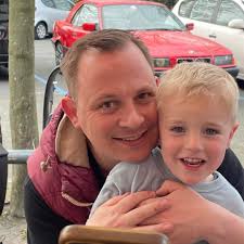 De foto die AFC Ajax-directeur Menno Geelen maakte met Team Jumbo-Visma  Cycling-renners Steven Kruijswijk en Dylan Groenewegen ↔️ De foto die PSV  deelde nadat Kruijswijk derde in Le Tour de France was