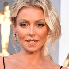 Kelly Ripa steals the show on Live in the figure