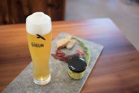 Alpenbrauerei Girun Er Ist Lange Gekreist Viele Haben Ihn Beobachtet Und Seinen Balzruf Gehort Jetzt Sind Die Jungvogel Flugge D Durstloscher Brauerei Bier