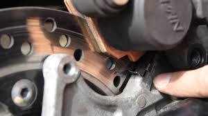 Nicht immer müssen alle verschleißteile der bremsanlage erneuert zudem sollten bremsscheiben und bremsbeläge immer achsweise gewechselt werden. Bremsbelage Selbst Wechseln Bikerportal24 De Youtube