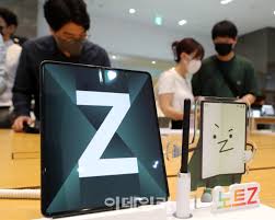 우선 가장 주목을 받고 있는 사항은 미통신원회, 즉 fcc 인증서를 통해 삼성전자가 z폴드3에 s펜을 적용시켰음을 개인이나 단체의 주장이 아니라 공인기관의 문서로 확인했다는 점입니다. N6xqubcrfglvdm