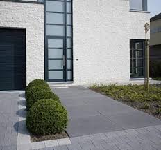 Dalle Beton Amenagement Paysager Devant Maison Entree De Maison Exterieur Amenagement Devant Maison