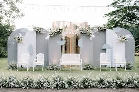 Kamu yang menyukai konsep pernikahan di luar ruangan bisa mimbar pelaminan hanya dihiasi beberapa helai kain putih dan bunga di bagian atas sudah menjadi sebuah. Weddingmarket Dengan Backdrop Berwarna Abu Abu Ditambah Facebook