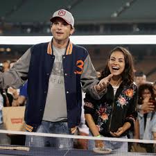May 25, 2021 · ashton kutcher und mila kunis war es wichtig, dass ihr haus umweltfreundlich und nachhaltig ist. Ashton Kutcher Mila Kunis Kinder Spielen Gegen Lockdown Langeweile Mit Mull Gala De
