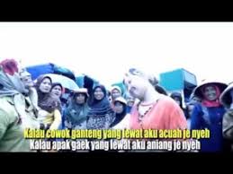 Viral lagu tak tun tuang cover nieken yra om.adella. Kisah Wanita Gila Gila Tak Mandi Pagi Dalam Tak Tun Tuang Ditonton Jutaan Netizen Sarawakvoice Com