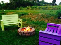 The pallets are painted brown and the color is making it appear amazing, the fire pit covering is of steel. Patio Fire Pit Furniture Out Of 14 Repurposed Pallets 1001 Pallets