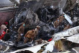 A bordo del piper pa 34 seneca, bimotore turboelica decollato alle 14 il piper precipitato, intestato ad una società collegata all' aeroclub, era sottoposto come tutti gli. Aereo Precipitato 97 Morti E Due Sopravvissuti