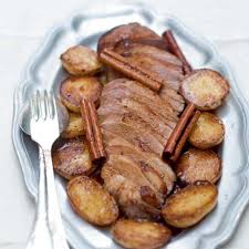 Cette Recette De Magrets De Canard Au Miel Et A La Cannelle Accompagnee De Pommes De Terre Grenailles R En 2020 Magret De Canard Miel Magret De Canard Canard Au Miel