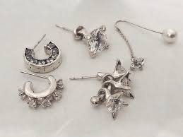 e m 梅田店さんはinstagramを利用しています 2931 定番人気の シルバーピアス e m らしい 他にないデザイン キラリと光る ジルコニアがポイントです 長く使えるデザインなので 両耳で揃えていただくのもおすすめです お問い合わせはこちら ピアス