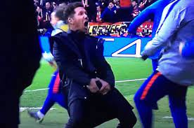 El gesto de simeone ante la juventus , tocándose los genitales tras el gol de giménez que abrió el marcador el miércoles, sigue teniendo recorrido. Simeone Celebra En Champions Gol Del Atletico De Madrid Cogiendose Los Genitales