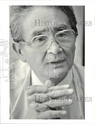 1986 Press Photo Dr. Thomas Noguchi, coroner to the stars interviewed at  Post.