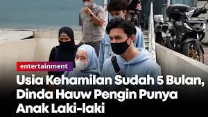 Dinda hauw kini menginjak usia 24 tahun, sedangkan rey mbayang yang kini menjadi suaminya lebih muda dari dinda yaitu berusia 22 tahun. Dinda Hauw And Rey Mbayang Get A Special Gift On Valentine S Day